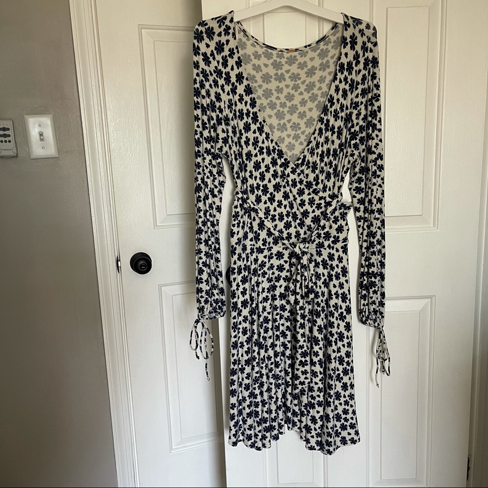 FREE PEOPLE V NECK TIE WAIST FLORAL WRAP DRESS